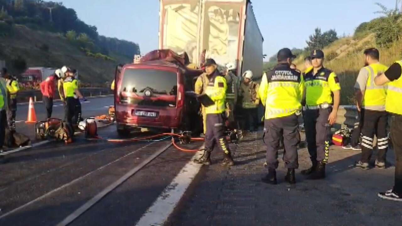 Hafif ticari araç TIR’a çarptı! 1’i bebek 3 kişi öldü 4